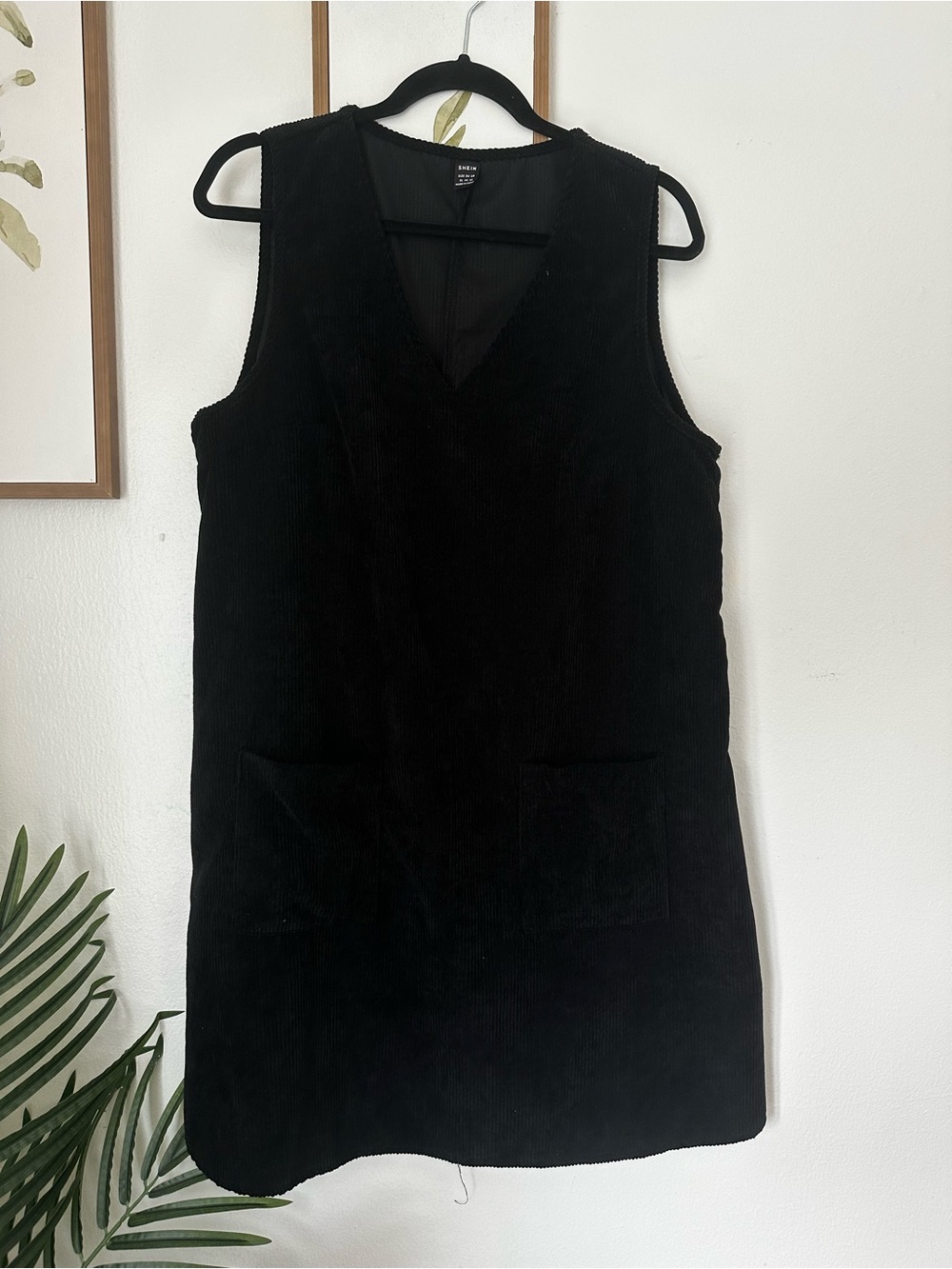 SHEIN Black V-Neck Sleeveless Shift Dress
